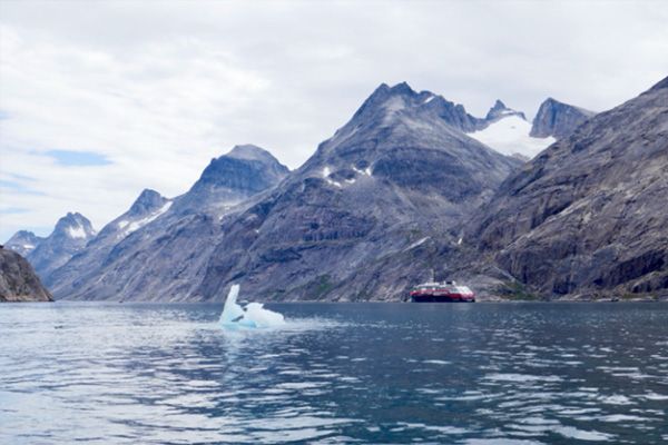 Schiff in einem Fjord ausgestattet mit der PAMOS-Messbox