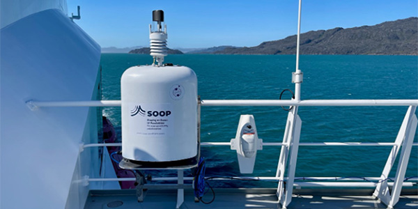 PAMOS-Messbox in Großaufnahme auf einem Schiff